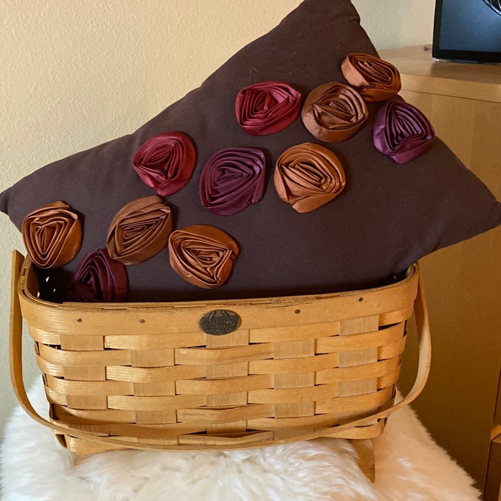 🧺PETERBORO Magazine Basket🧺Pillow NOT included.